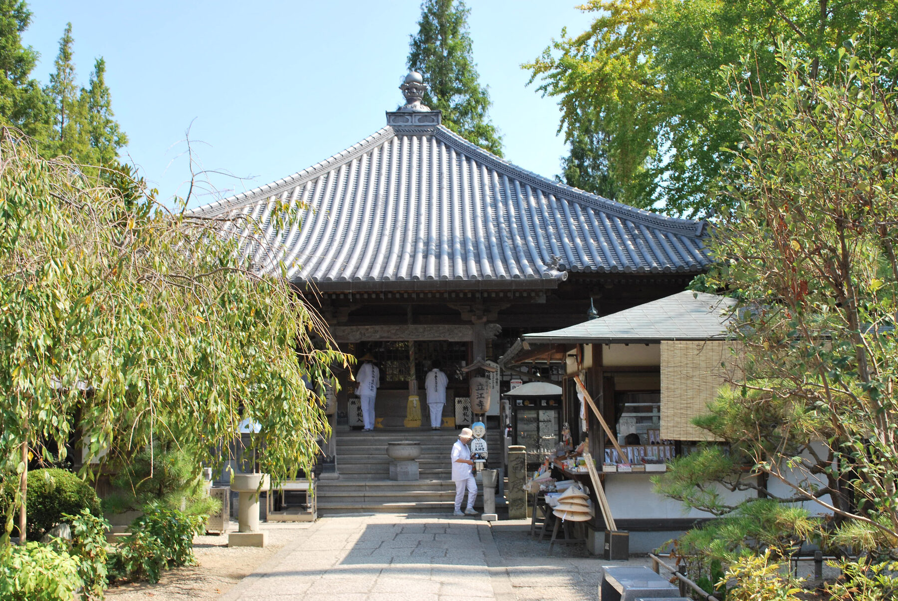 立江寺の本堂前で参拝するお遍路さん