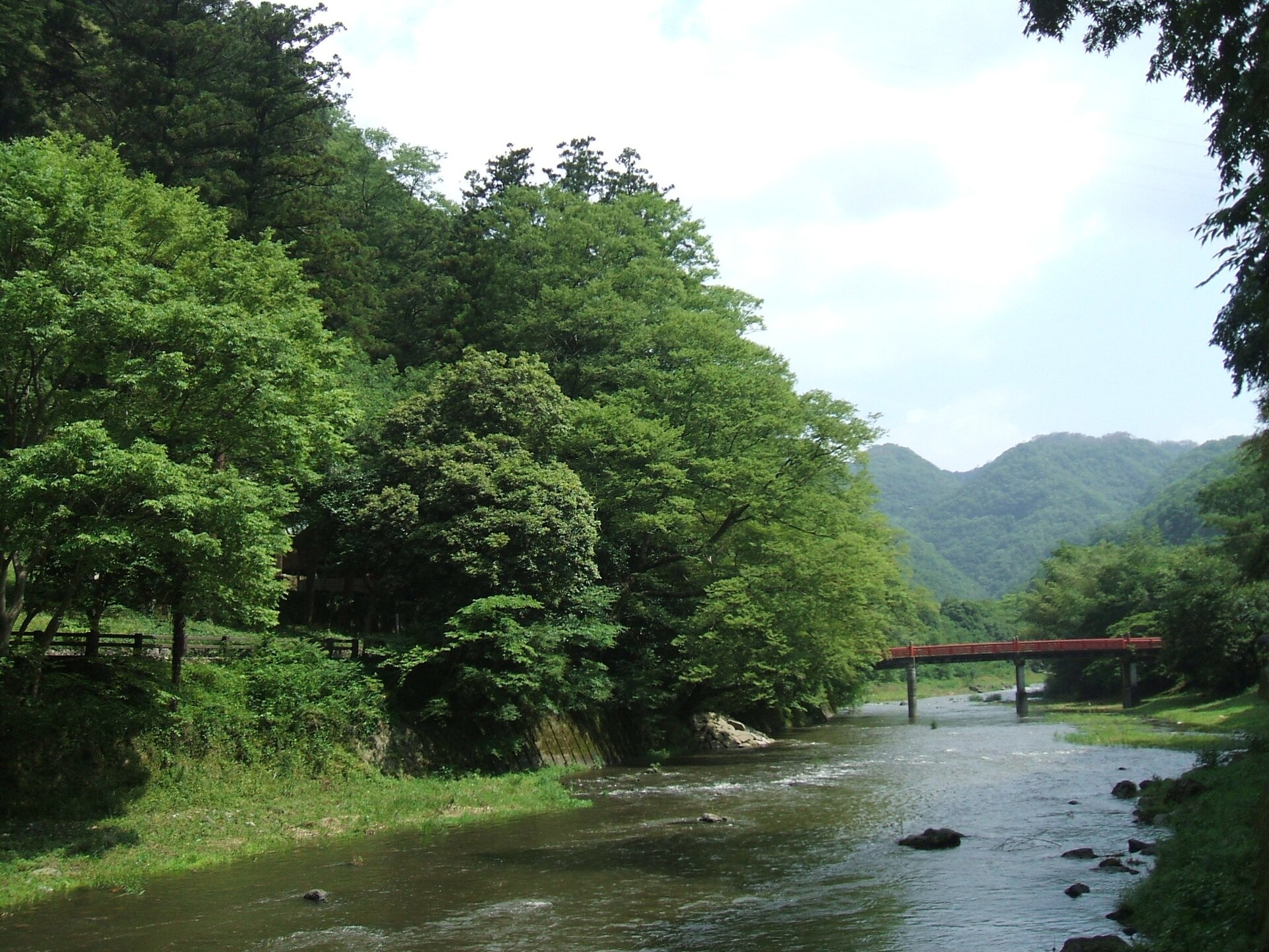 天神峡の渓谷と朱塗りの橋