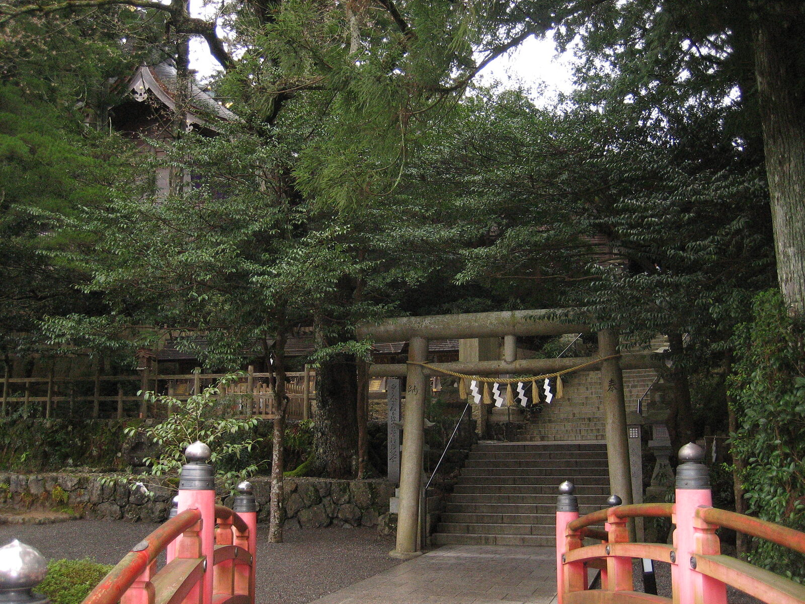 天河大弁財天社の社殿と境内