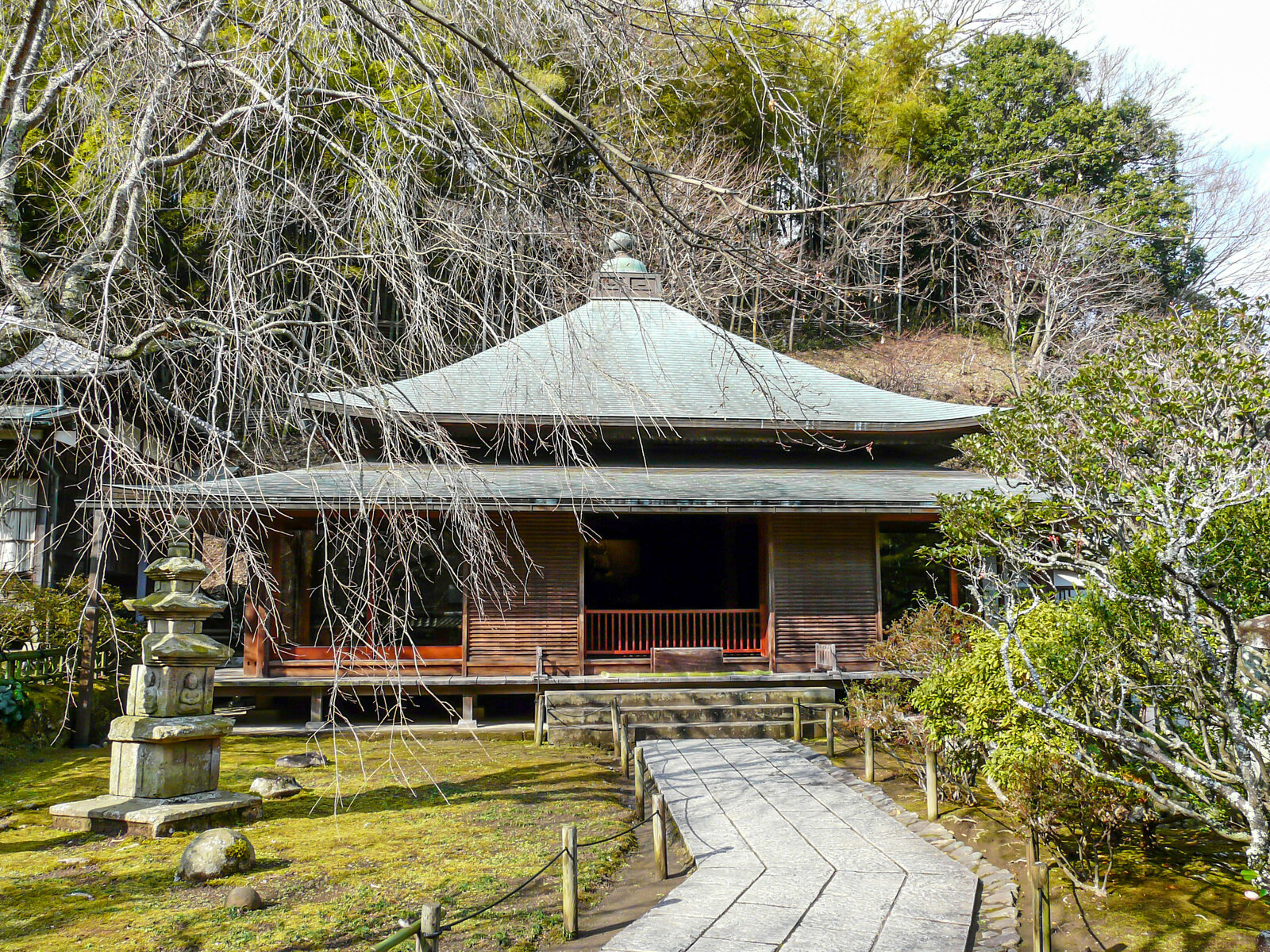 東慶寺、本堂前の石畳と庭園