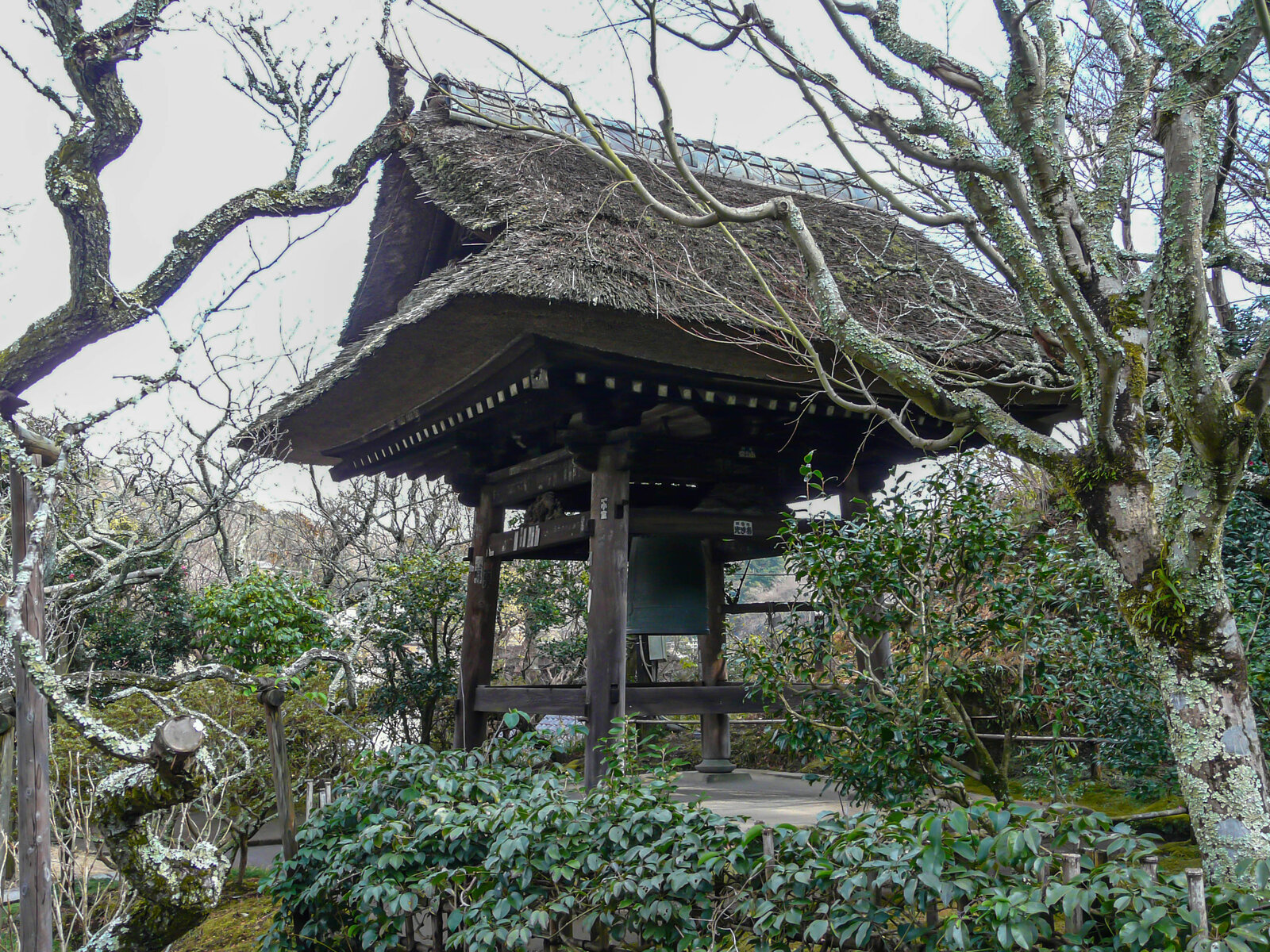 東慶寺、茅葺き屋根の鐘楼