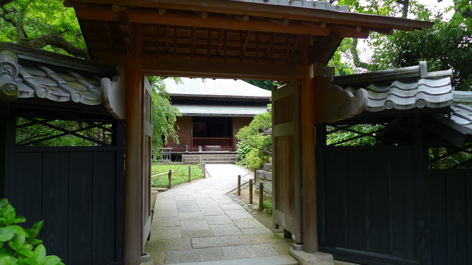 東慶寺、山門から見た新緑の境内