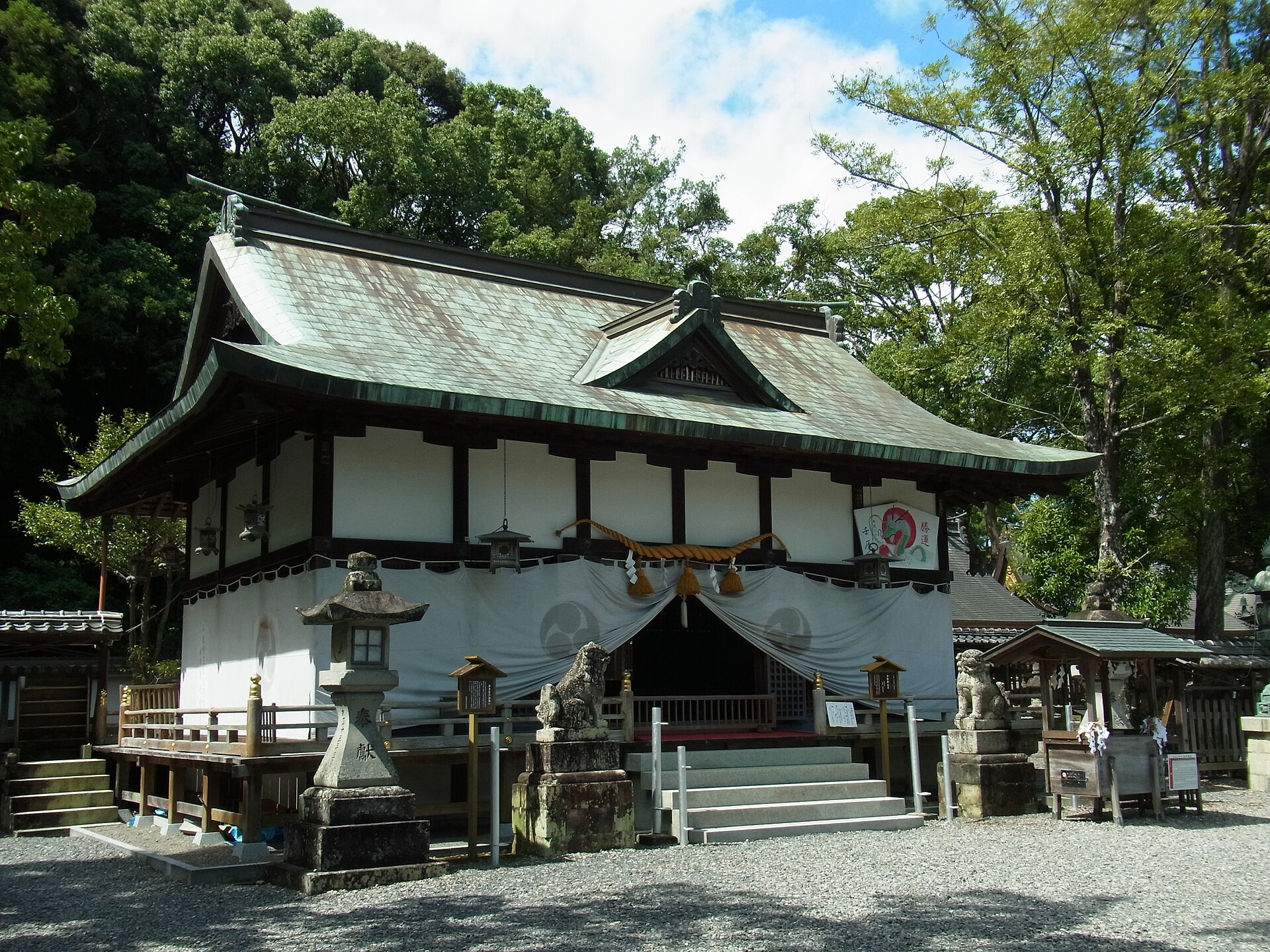 闘鶏神社の拝殿正面と狛犬、澄んだ青空