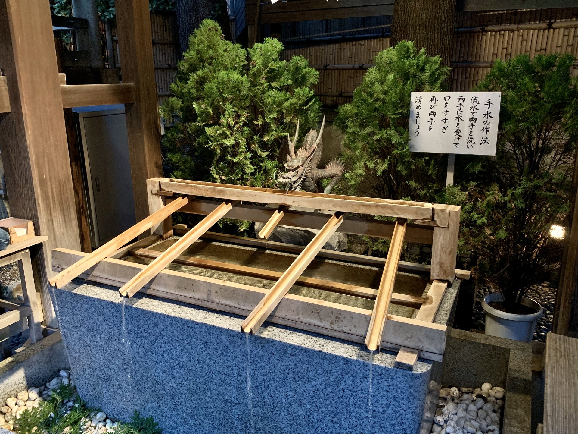 東京大神宮の龍の手水舎