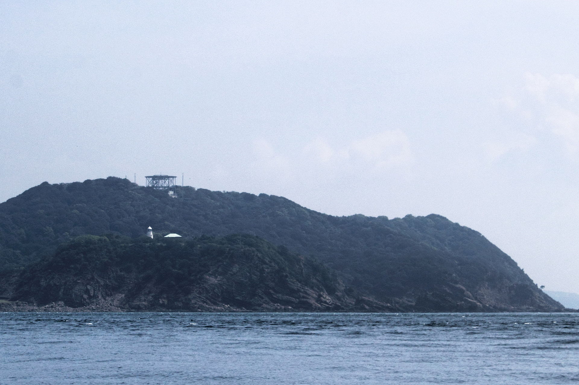 沖ノ島西方から望む友ヶ島灯台の遠景