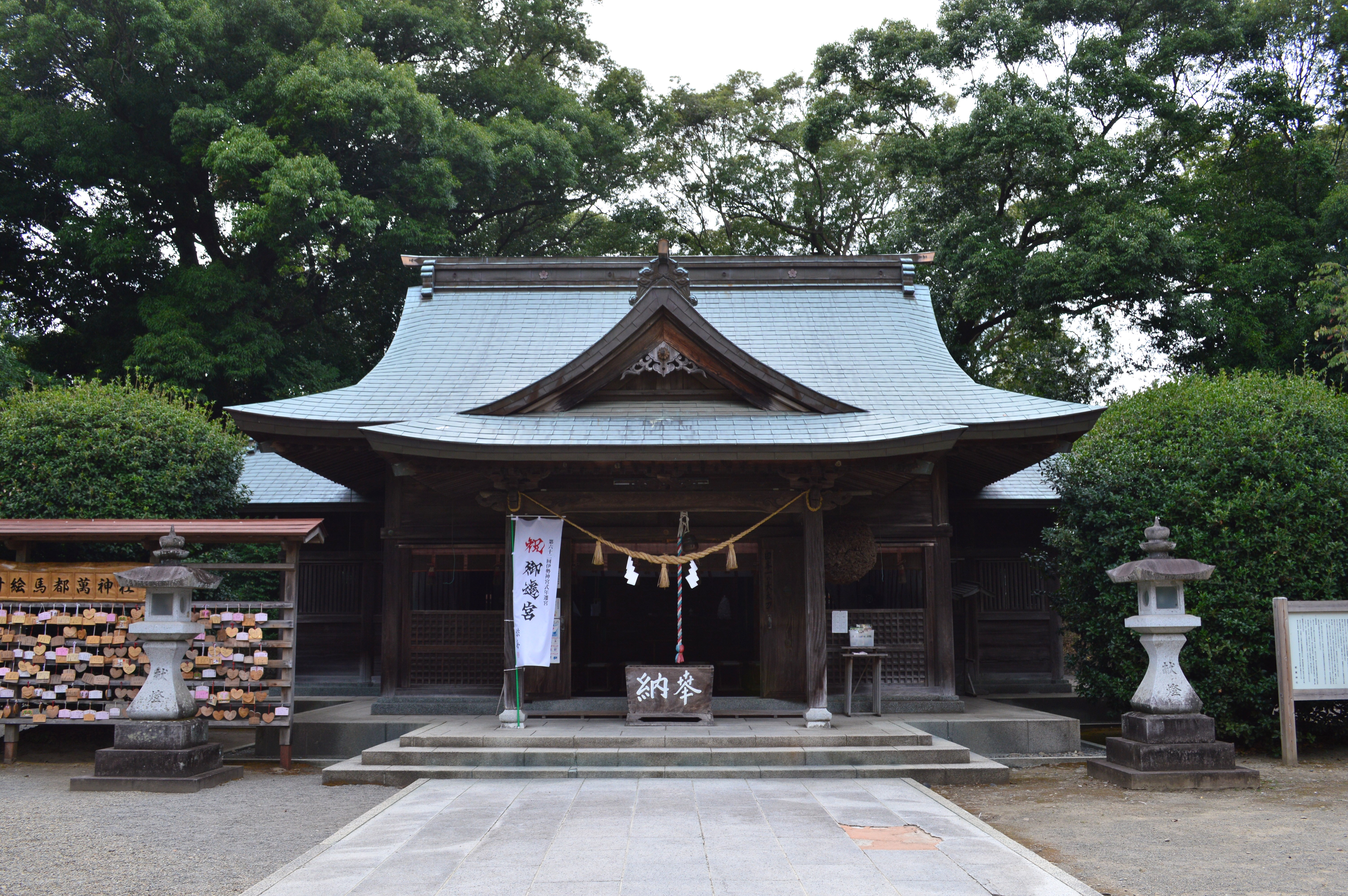 都萬神社の拝殿正面