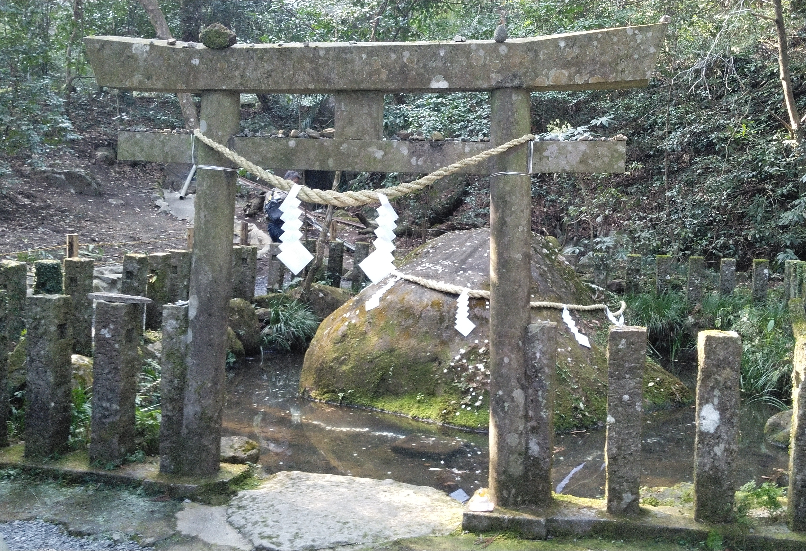 東霧島神社の神石と鳥居