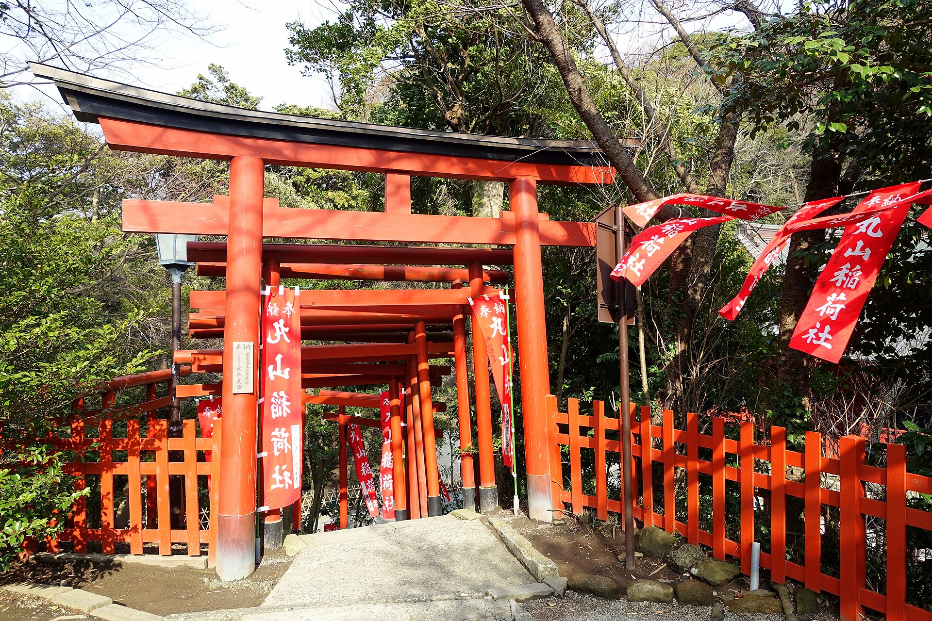 鶴岡八幡宮の境内社 丸山稲荷社の朱鳥居