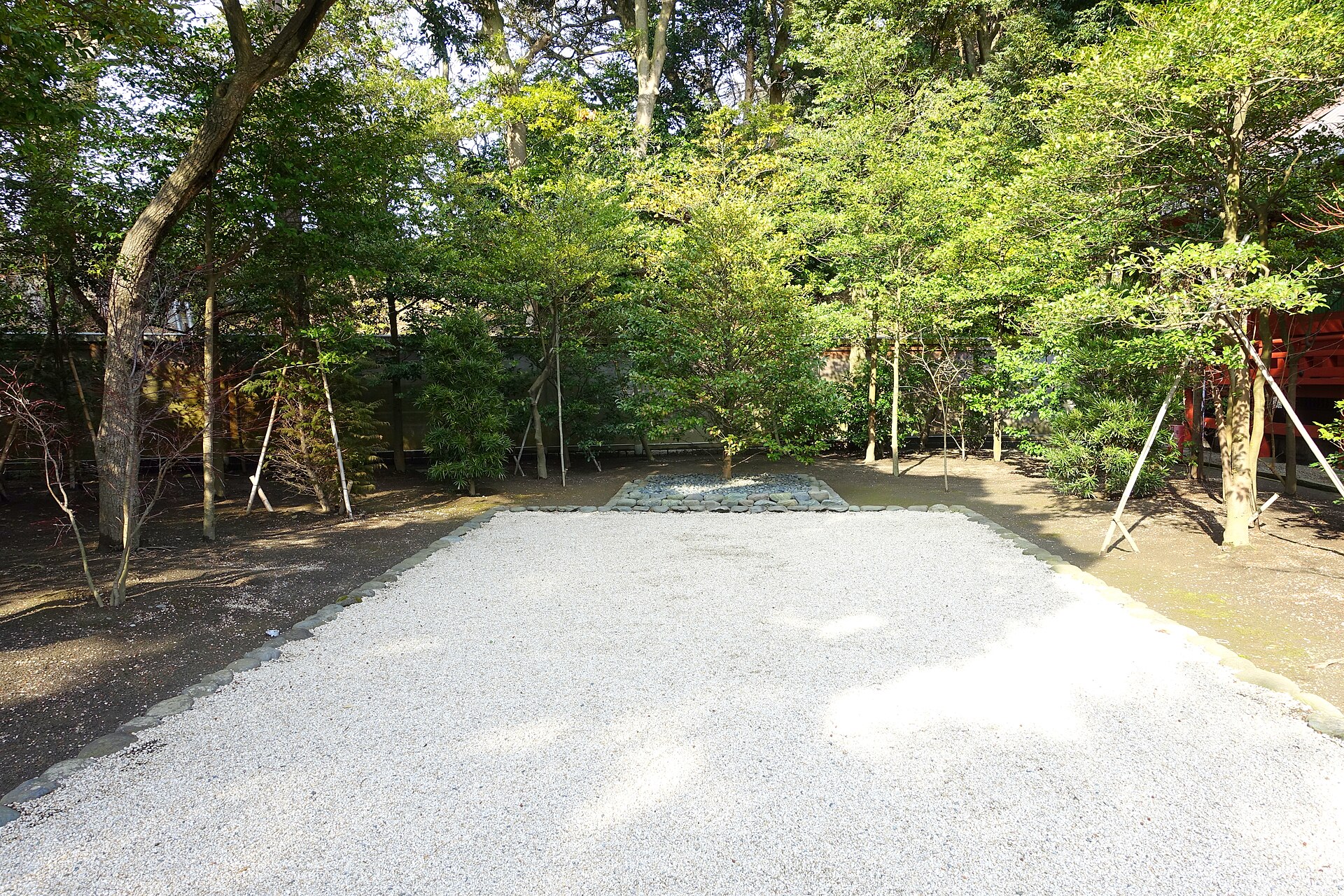 鶴岡八幡宮の広々とした境内