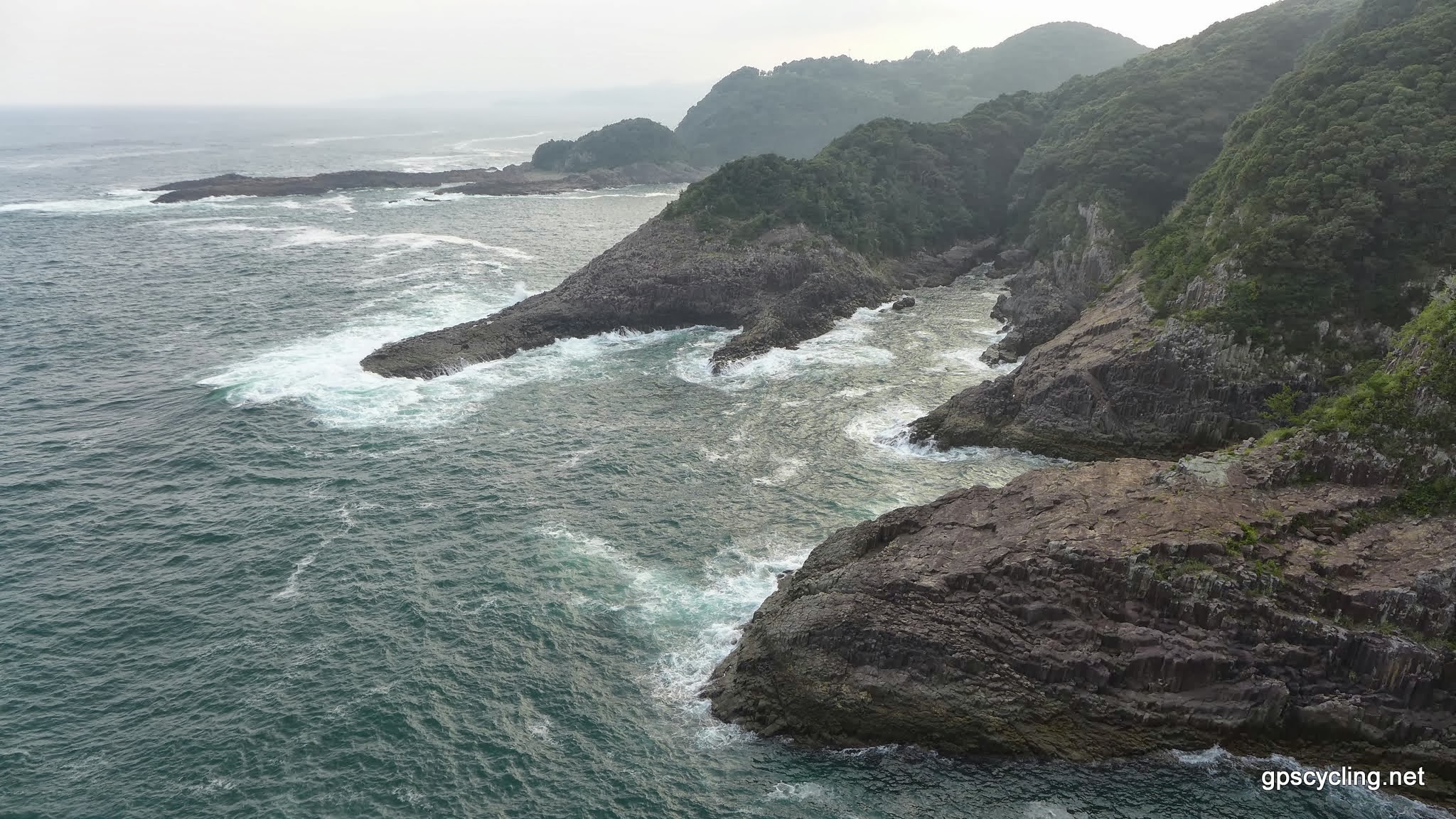 日向岬の柱状節理の海岸線を空から望む