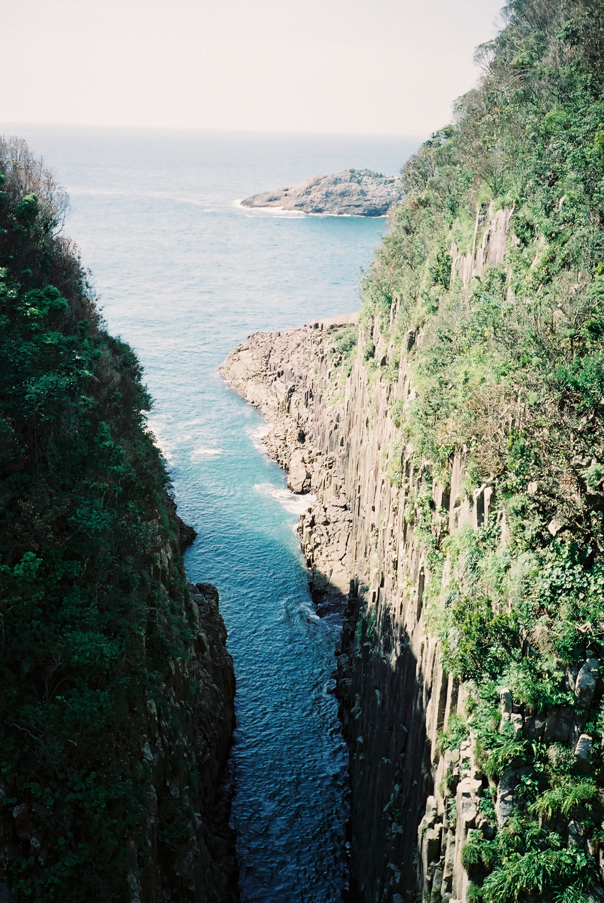 馬ヶ背の柱状節理と青い海