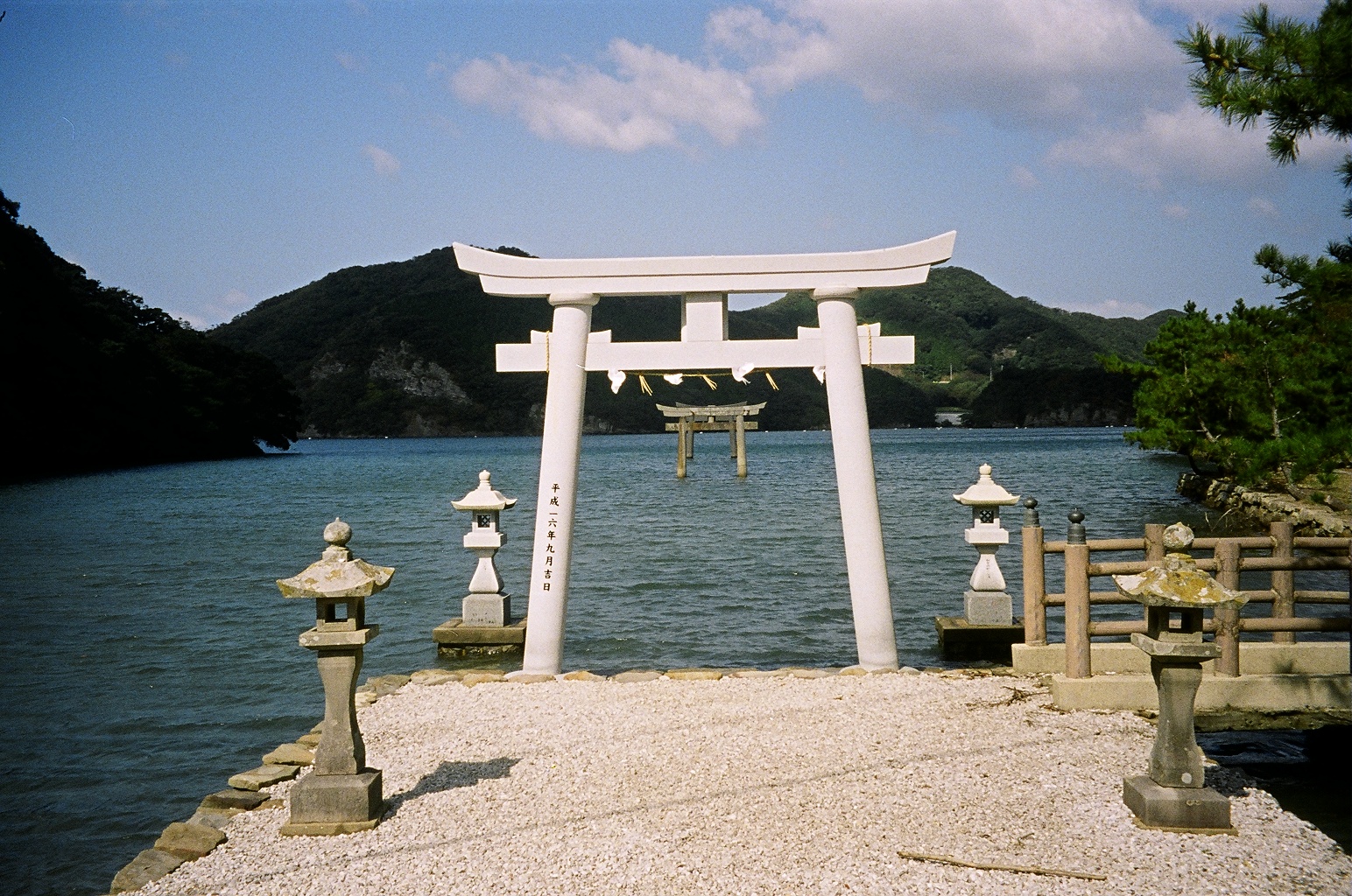 和多都美神社の社殿と鳥居の全景