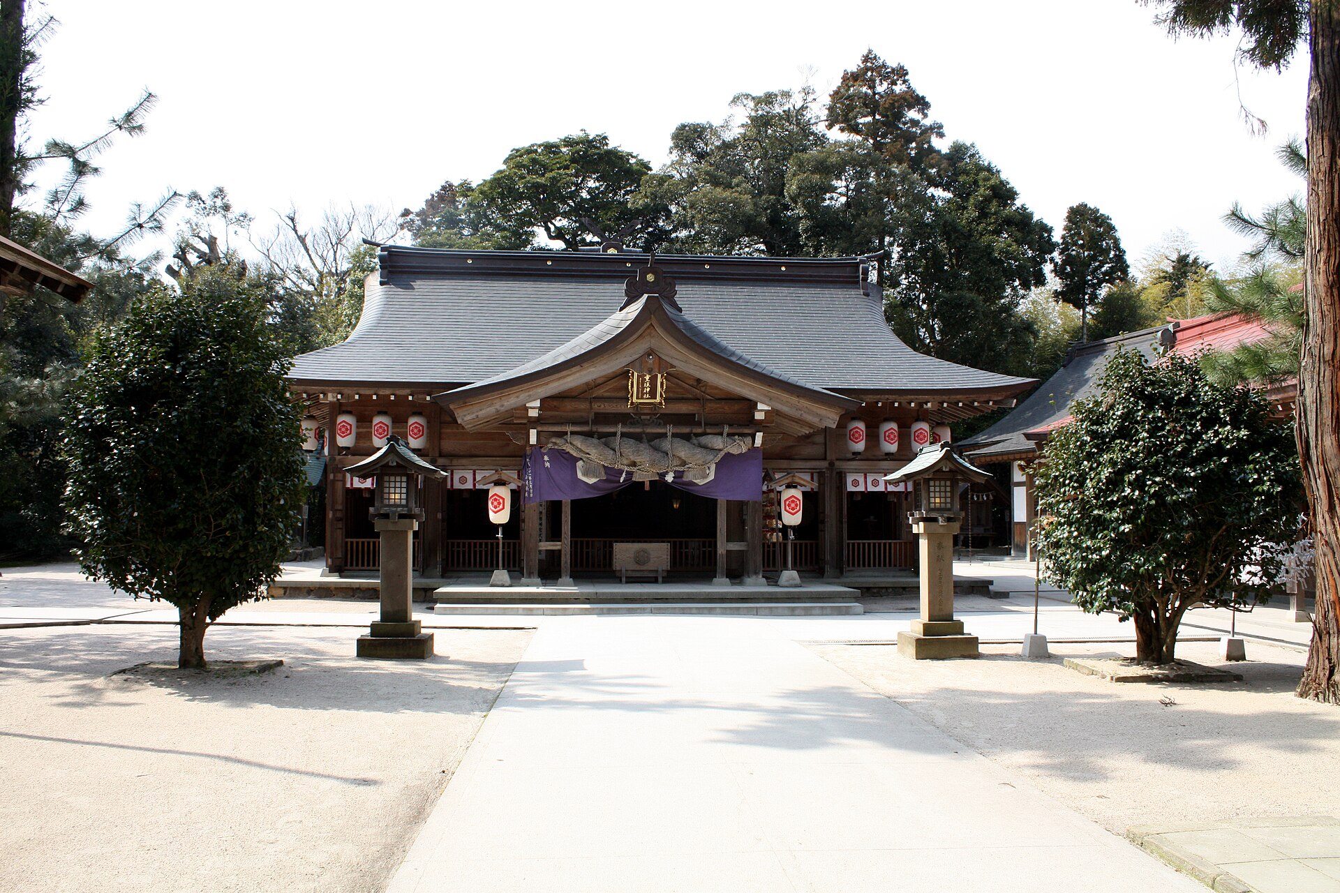 八重垣神社の拝殿正面、紫の幔幕と大注連縄