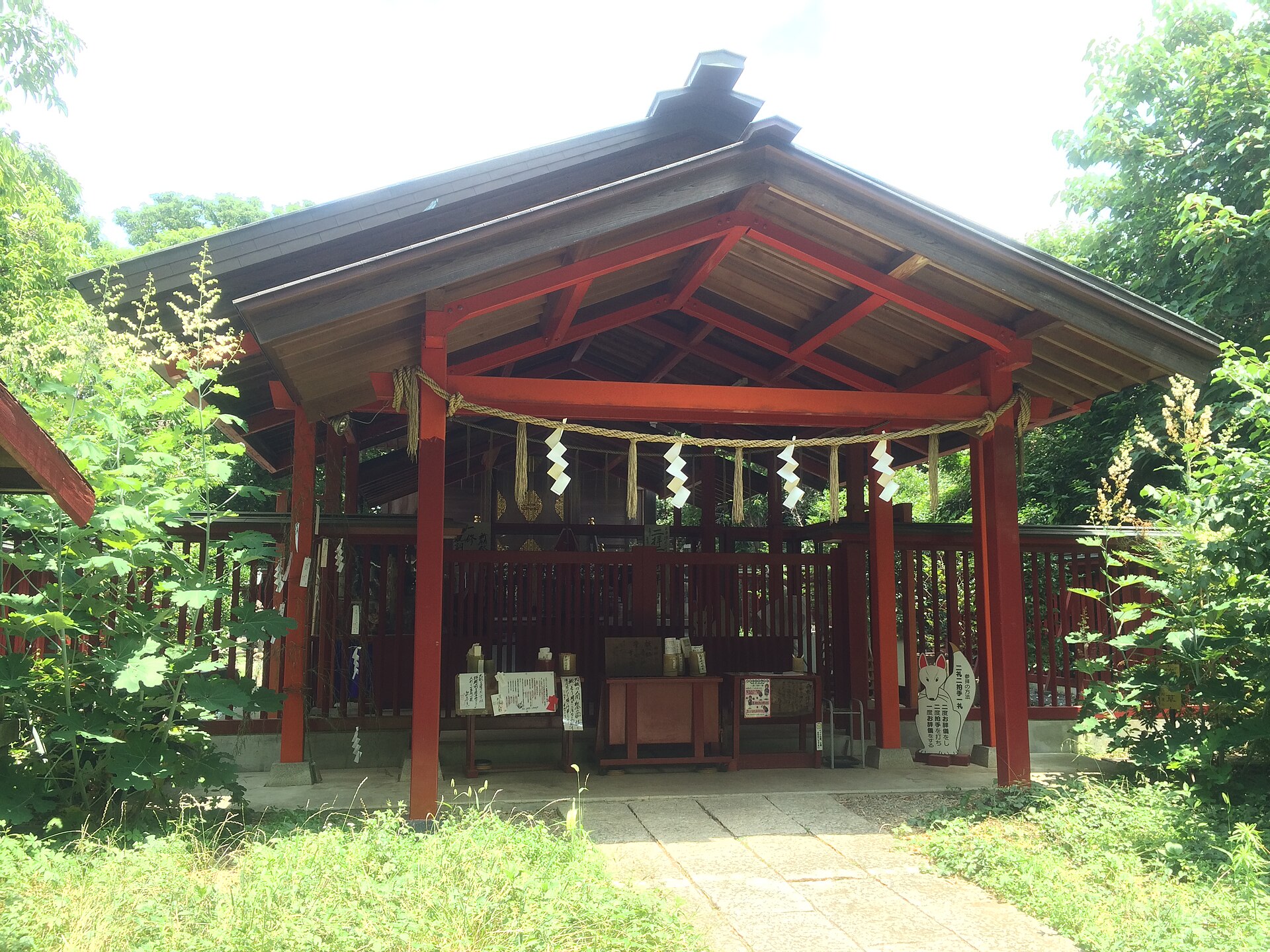 八重垣神社の境内にある八重垣稲荷神社の朱の社殿