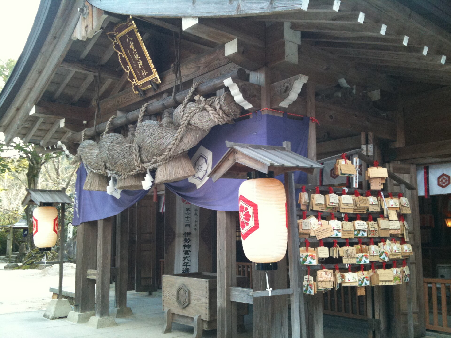 八重垣神社の社号額と注連縄、絵馬が並ぶ拝殿