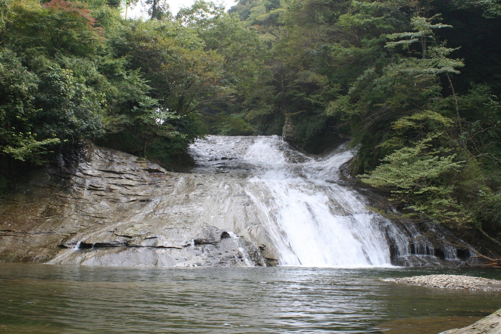 粟又の滝の滑滝の岩肌