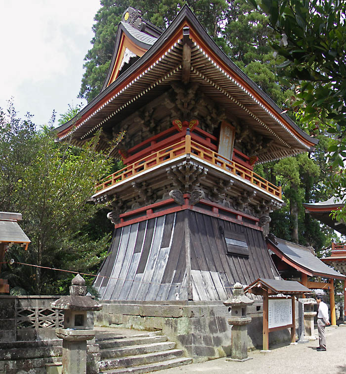 榎原神社の鐘楼、八ツ棟造りの屋根