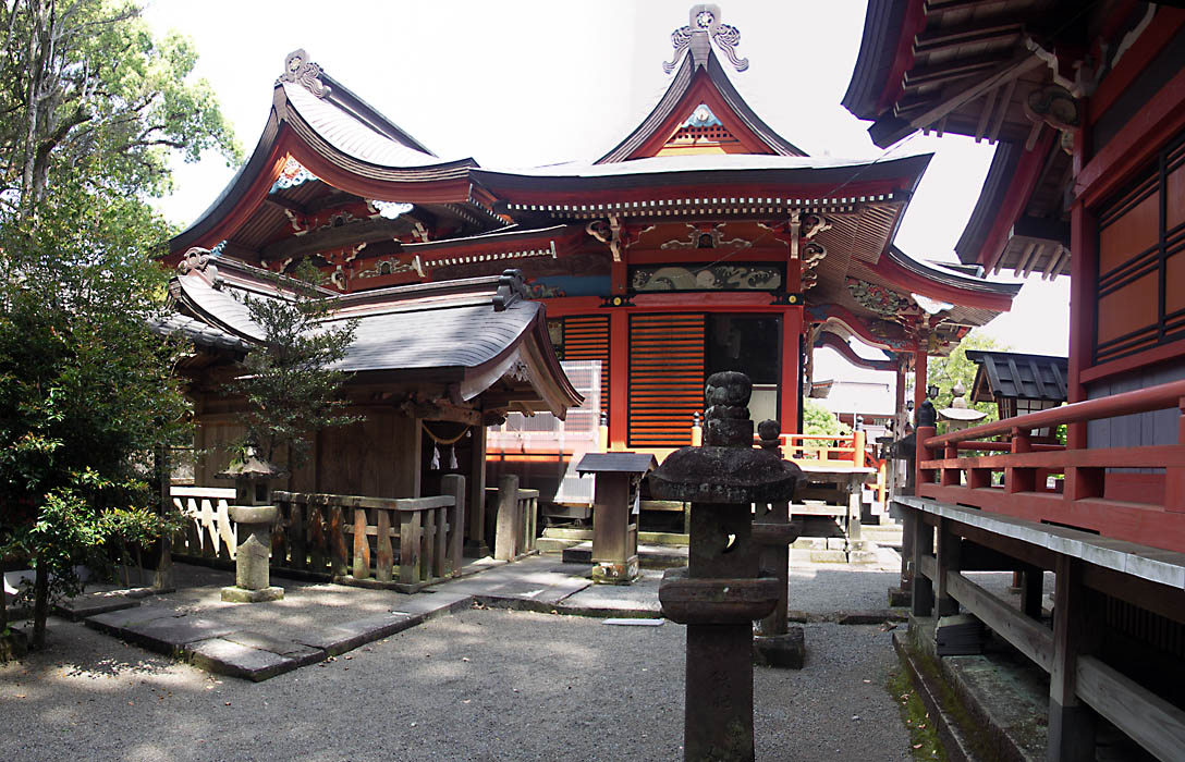 榎原神社の本殿と境内の社殿群