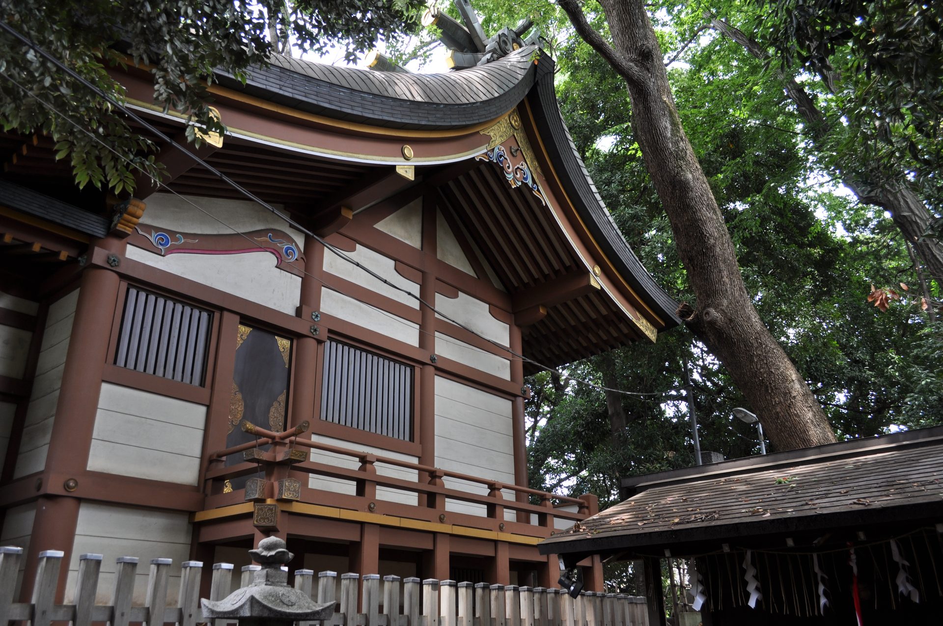 代々木八幡宮の社殿破風の彫刻
