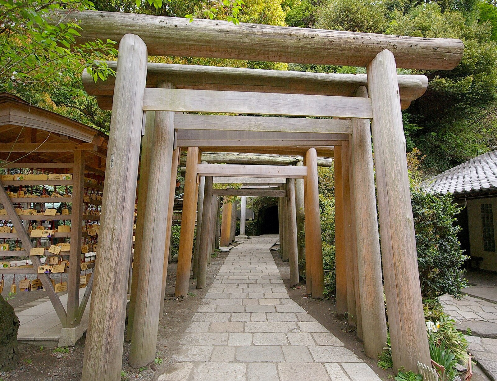 銭洗弁財天宇賀福神社、絵馬掛けの奥に連なる木製の鳥居