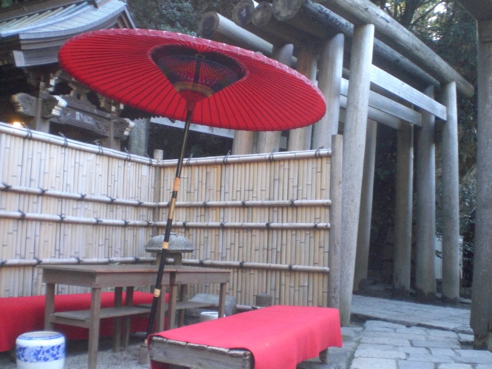 銭洗弁財天宇賀福神社の境内、紅い和傘のある休憩スペース