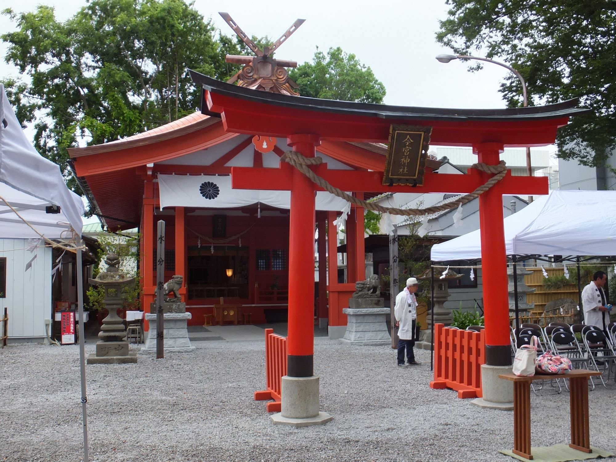 秩父今宮神社の朱塗りの鳥居と社殿、境内で行われる神事の様子