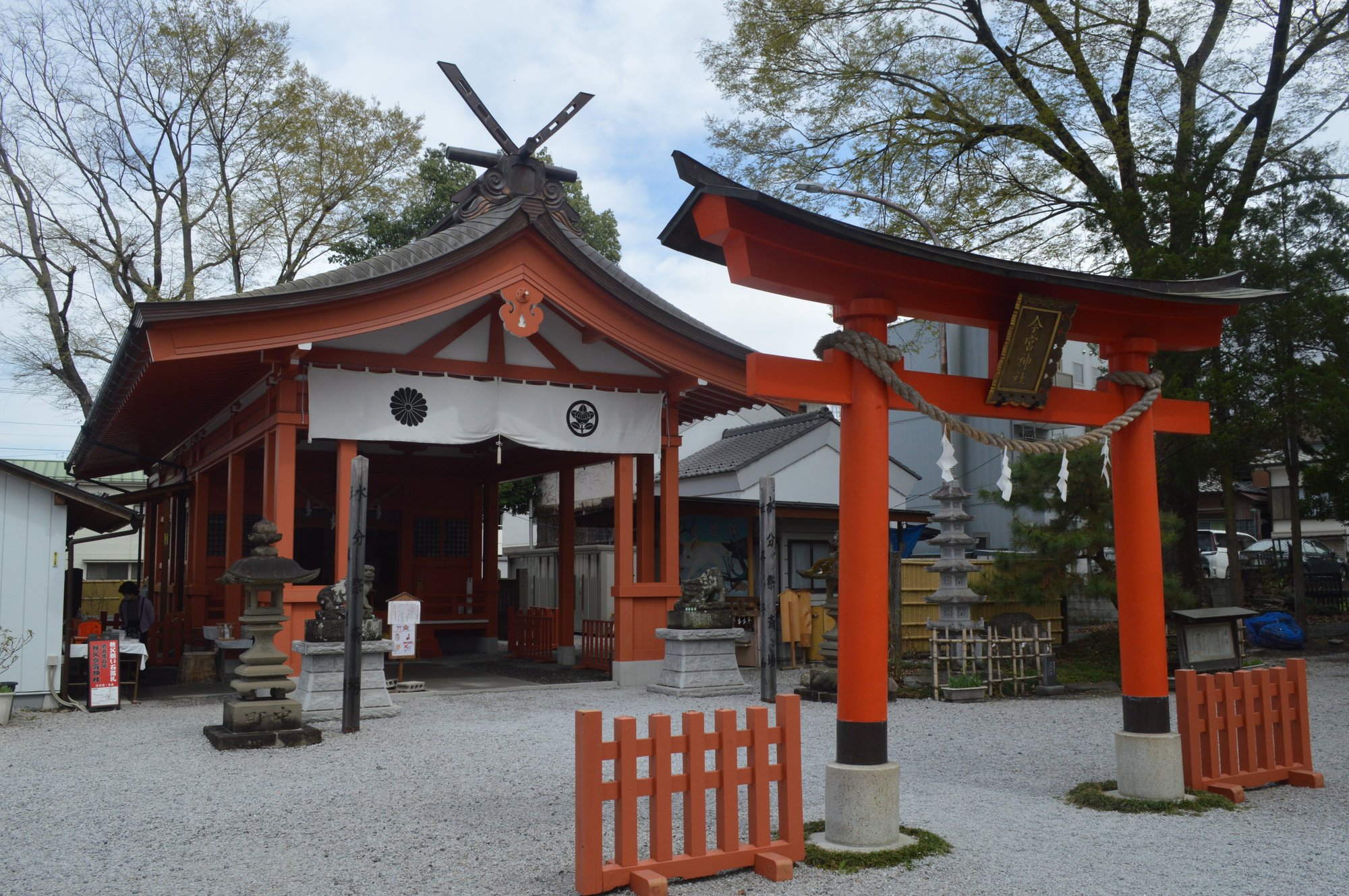 秩父今宮神社の鳥居と社殿の全景